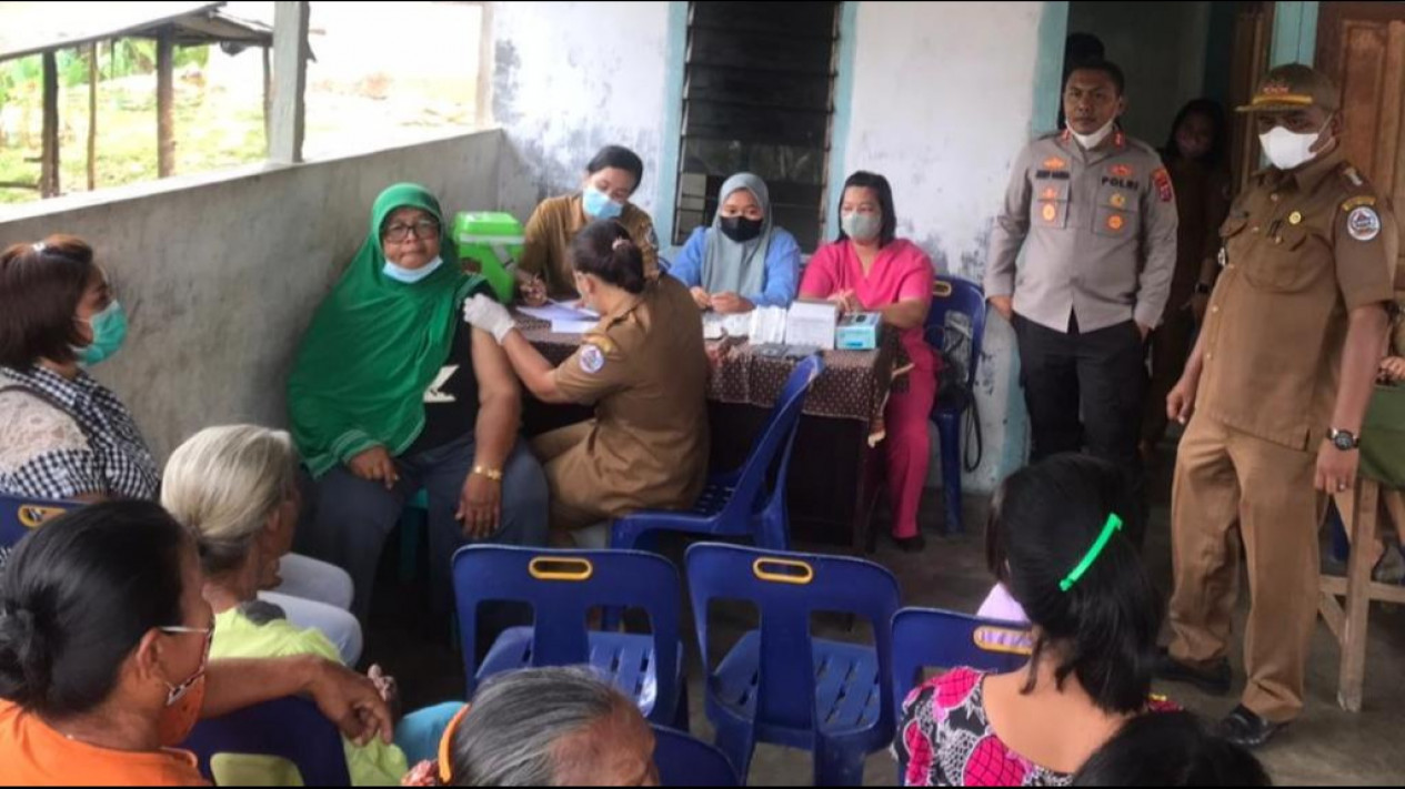 Kejar Target 70 Persen, Vaksinasi Lansia di Tapteng Digenjot di Bulan Ramadhan
            - galeri foto