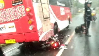 Diduga Buru-buru, Pemotor Tabrak Bus Trans Banyumas dari Belakang