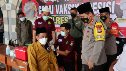 Demi Mudik Lebaran, Santri Asal Sumbar di Gresik Rela Antre Vaksin Booster