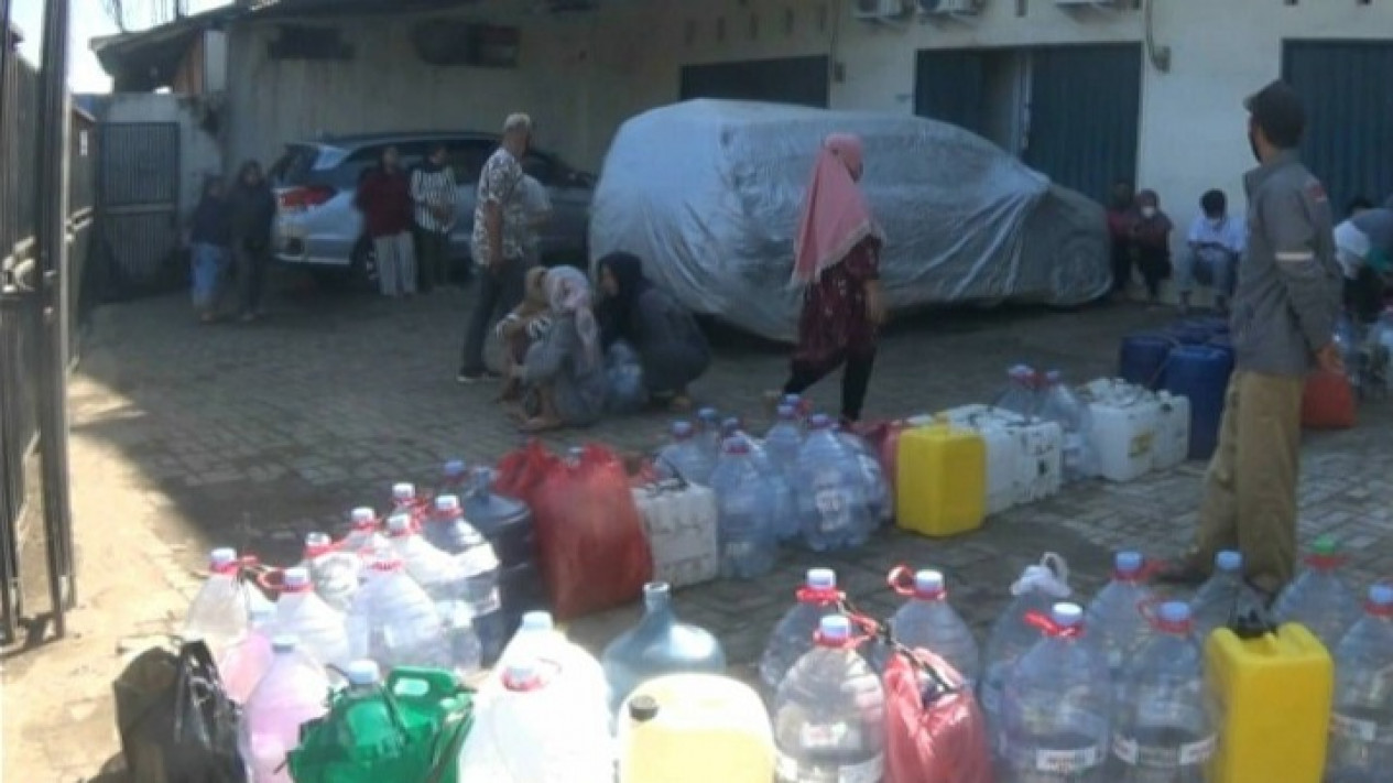 Demi Minyak Goreng, Warga Tangerang Antre Sejak Subuh
            - galeri foto