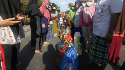 Demi Minyak Goreng Curah Murah, Ratusan Warga Antre Berjam-jam hingga Tutup Jalan Desa