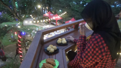Asyiknya Ngabuburit Dan Berbuka Puasa Diatas Pohon Pinus