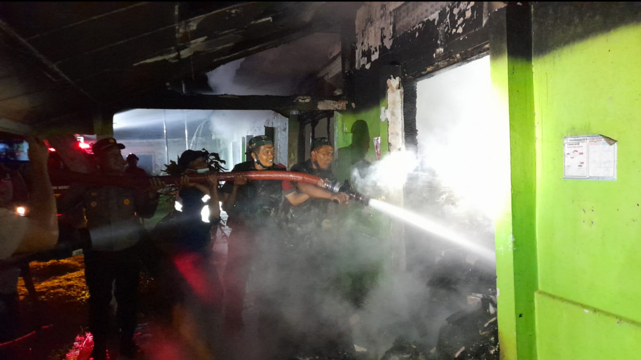 Diduga Akibat Korsleting Listrik, Begini Kronologis Kebakaran RS Krikilan Banyuwangi
            - galeri foto