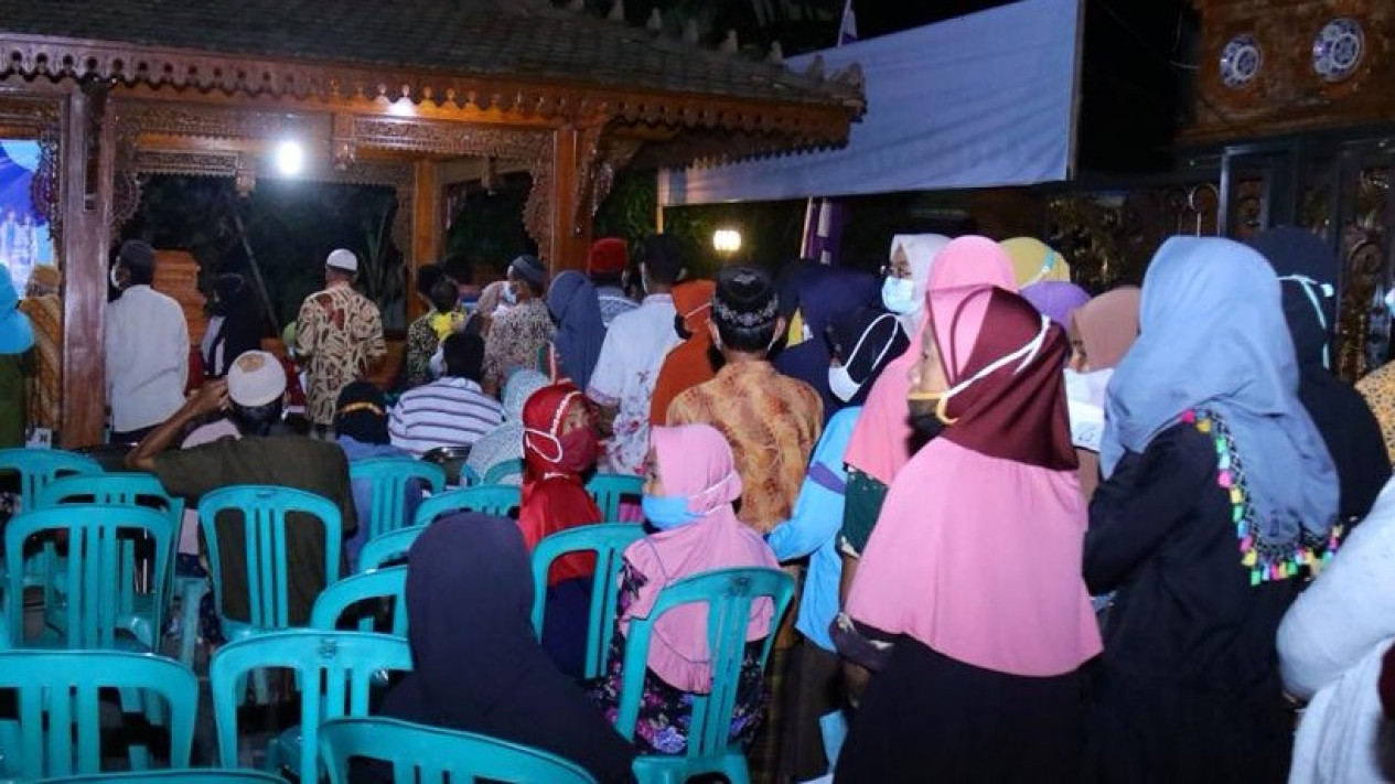 Animo Tinggi, Antrean Warga Kudus Mengular untuk Vaksinasi Usai Tarawih
            - galeri foto