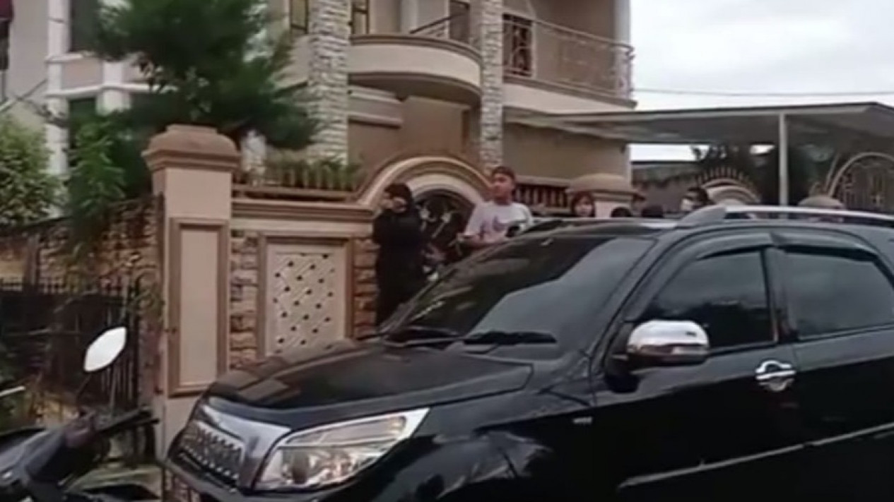 Ibu yang Ditemukan Tewas Bersama Anak Kembarnya di Deli Serdang Merupakan Seorang Guru
            - galeri foto