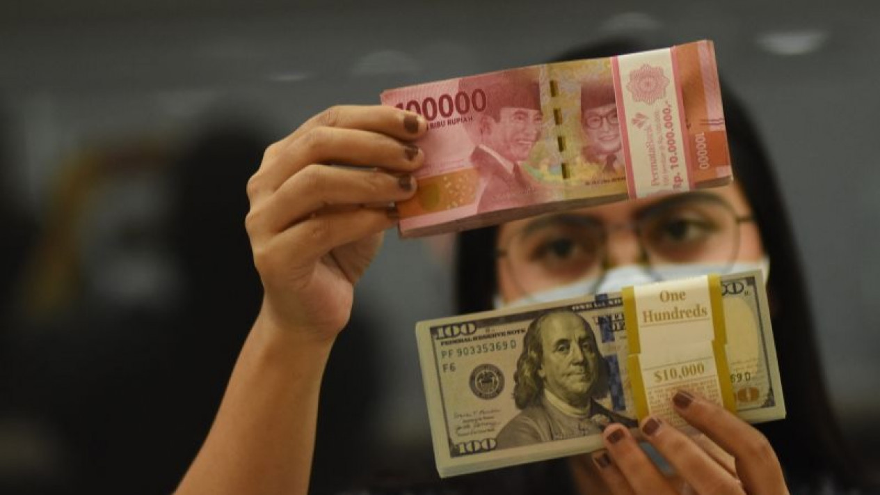 Rupiah Ditutup Menguat ke Level Rp14.361 per Dolar AS
            - galeri foto