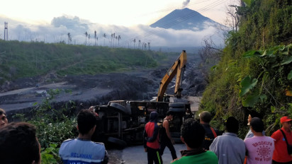 Tak Kuat Menanjak, Truk Sarat Muatan Kayu Terguling di Jalur Curah Kobokan