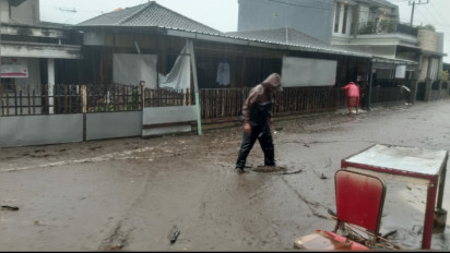Kali Paron Meluap, 8 Rumah Warga di Bumiaji Tergenang Air Bercampur Lumpur