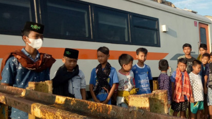 Awas, KAI Peringatkan Ngabuburit dì Tepi Rel Kereta Api Bisa Didenda Rp 15 Juta