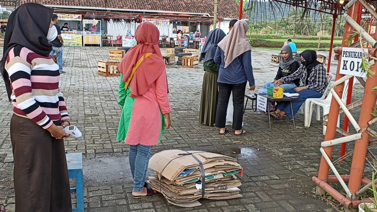 Ngabuburit Unik, Warga Tukar Sampah dengan Takjil
            - galeri foto