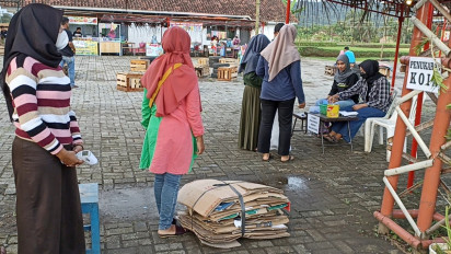 Ngabuburit Unik, Warga Tukar Sampah dengan Takjil