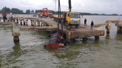 Truk Sembako Terjun ke Laut Berhasil Dievakuasi