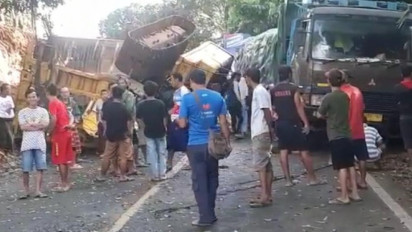 Truk Muatan Ekskavator Terguling, Diduga Rem Blong