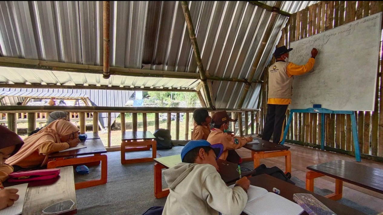 Pindah ke Sekolah Darurat Baru,  Siswa Penyintas Semeru Semakin Giat Belajar
            - galeri foto