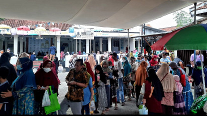 Setiap Minggu Selama Ramadhan, Ada Sembako Gratis di Masjid Darussalam Kebumen