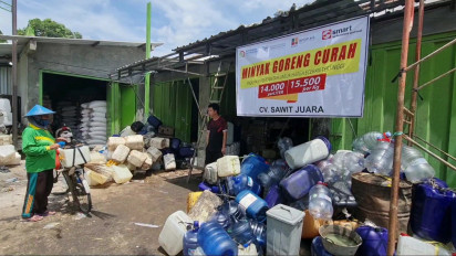 Minyak Goreng Curah di Pati Langka, Antrean Ratusan Jerigen Menumpuk di Agen