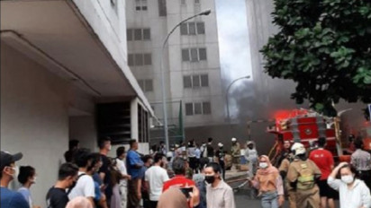 Asap Terlihat Mengepul di Apartemen Basura City