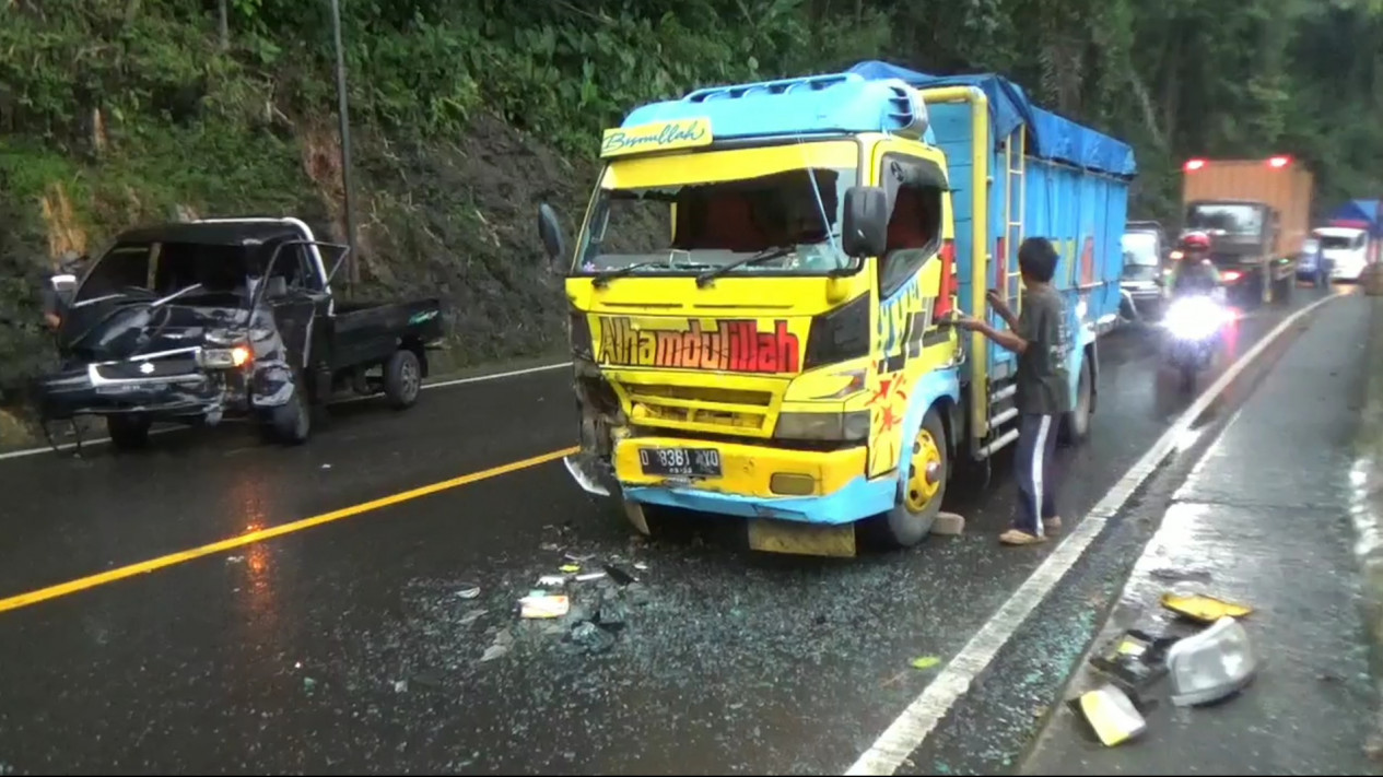 Diduga Akibat Jalan Licin, Dua Kendaraan Terlibat Kecelakaan di Jalur Cadas Pangeran
            - galeri foto