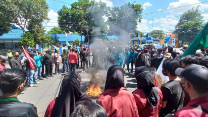 Demo Mahasiswa di Banyuwangi  Diwarnai Aksi Bakar Ban