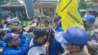 Demo Mahasiswa di DPRD Pati Diwarnai Saling Dorong dengan Petugas