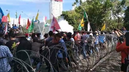 Unjuk Rasa Hampir Ricuh Akibat Mahasiswa Palembang Lempar Botol Mineral ke Polisi
