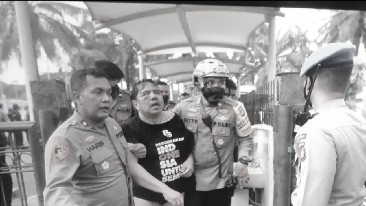 Ade Armando Babak Belur di Aksi Mahasiswa
            - galeri foto