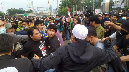 Ini Foto-Foto Saat Ade Armando Dihajar Massa di Tengah Aksi Mahasiswa