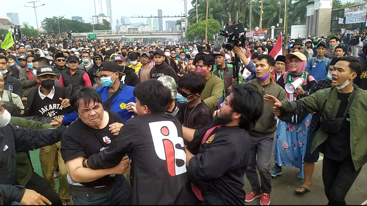 Pemukul Ade Armando Ditangkap, Polisi: Sudah Beberapa Kami Amankan
            - galeri foto