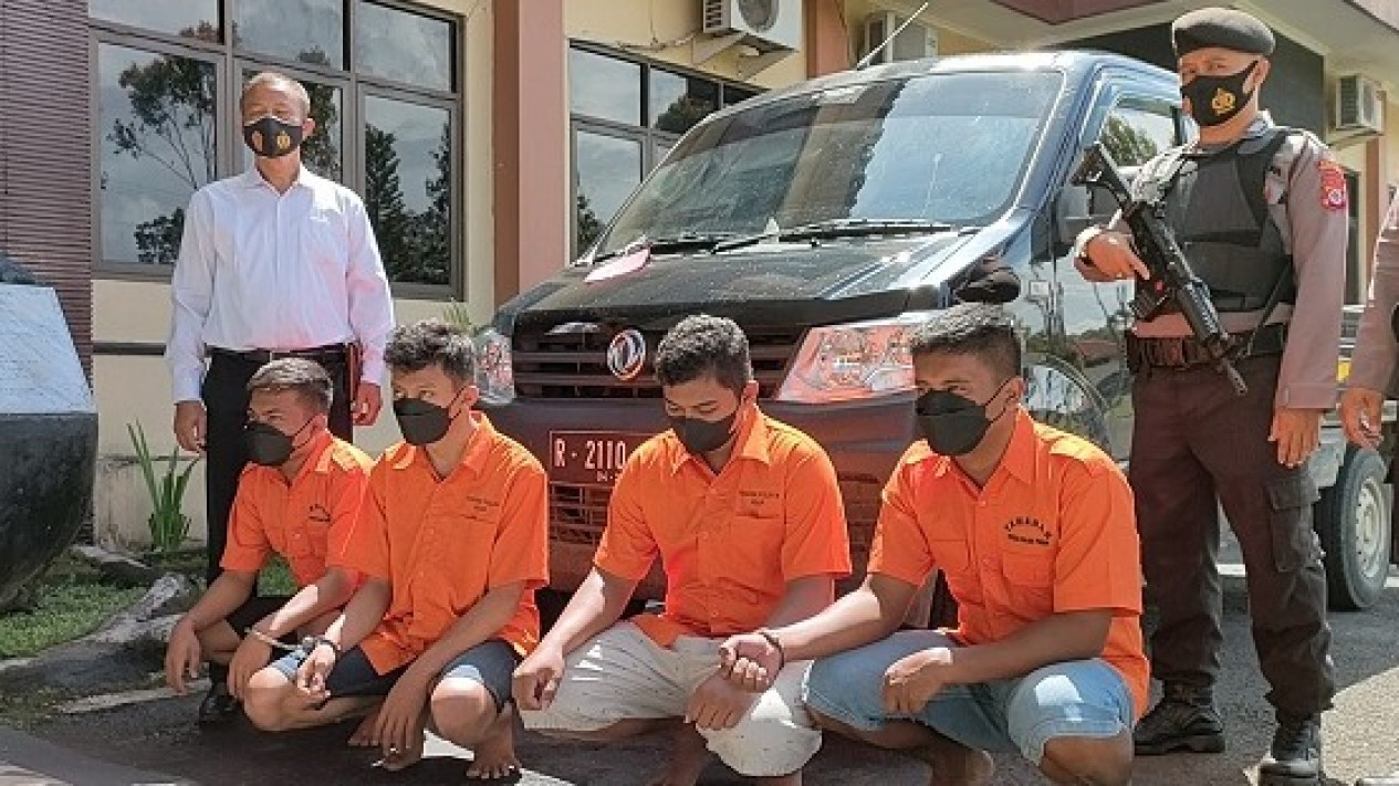 Polres Kulon Progo Ringkus Komplotan Spesialis Penggelapan Mobil Rental
            - galeri foto