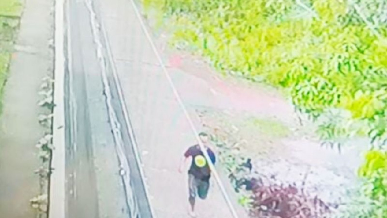 Video Aksi Tahanan Kasus Korupsi Rutan Putussibau Kabur Viral di Medsos
            - galeri foto