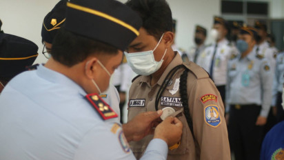 Imigrasi Bandara Soekarno-Hatta Wajibkan Pevawainya Pakai Pin "Tegur Saya Jika Tidak Ramah"
