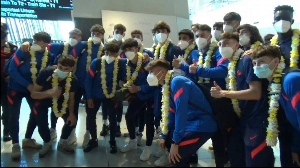 Tim Sepakbola Barcelona dan Atletico Madrid Akhirnya Tiba di Jakarta
            - galeri foto