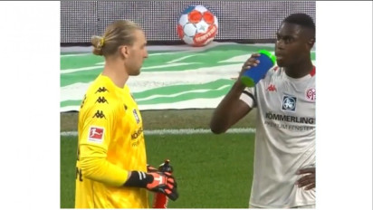 Pemain Buka Puasa, Wasit Bundesliga Hentikan Pertandingan