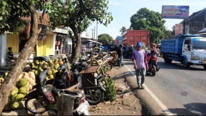 Pedagang Buah Meluber ke Bahu Jalan, Arus Lalu Lintas Mudik Lebaran Macet
