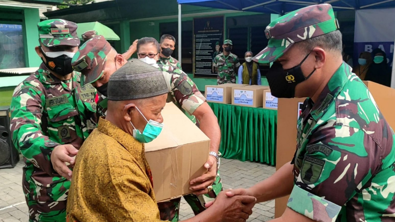Ringankan Beban Warga Terdampak Pandemi, 2000 Paket Sembako Disalurkan
            - galeri foto