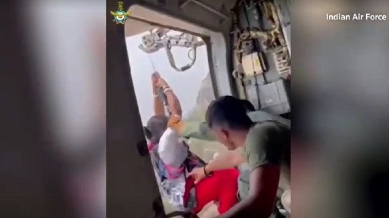 Tabrakan Kereta Gantung di India, 50 Orang Terjebak
            - galeri foto