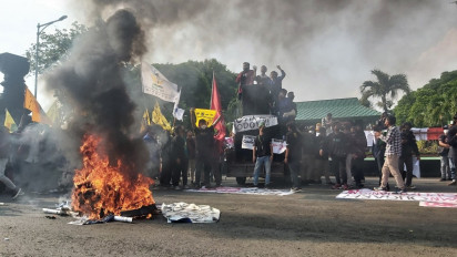 Ratusan Mahasiswa di Kudus Demo Tolak Kenaikan BBM dan PPN 11 Persen