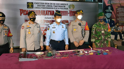 Petugas Gabungan Gelar Razia di Lapas Klas IIA Pekalongan