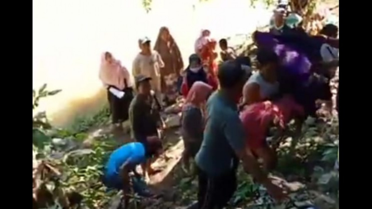 Siswa SD yang Tenggelam di Sungai Ditemukan Meninggal Dunia
            - galeri foto