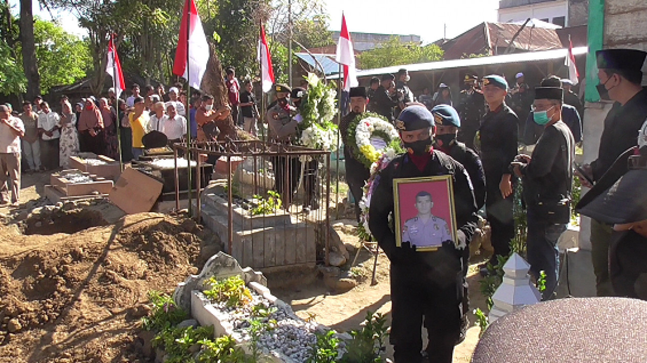 Pemakaman Polisi yang Gugur Saat Pengamanan Unjuk Rasa Diwarnai Isak Tangis
            - galeri foto