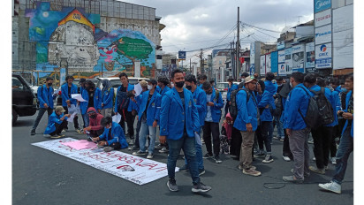 Massa Mahasiswa  Berunjuk Rasa di Tugu Bundaran SIB Medan