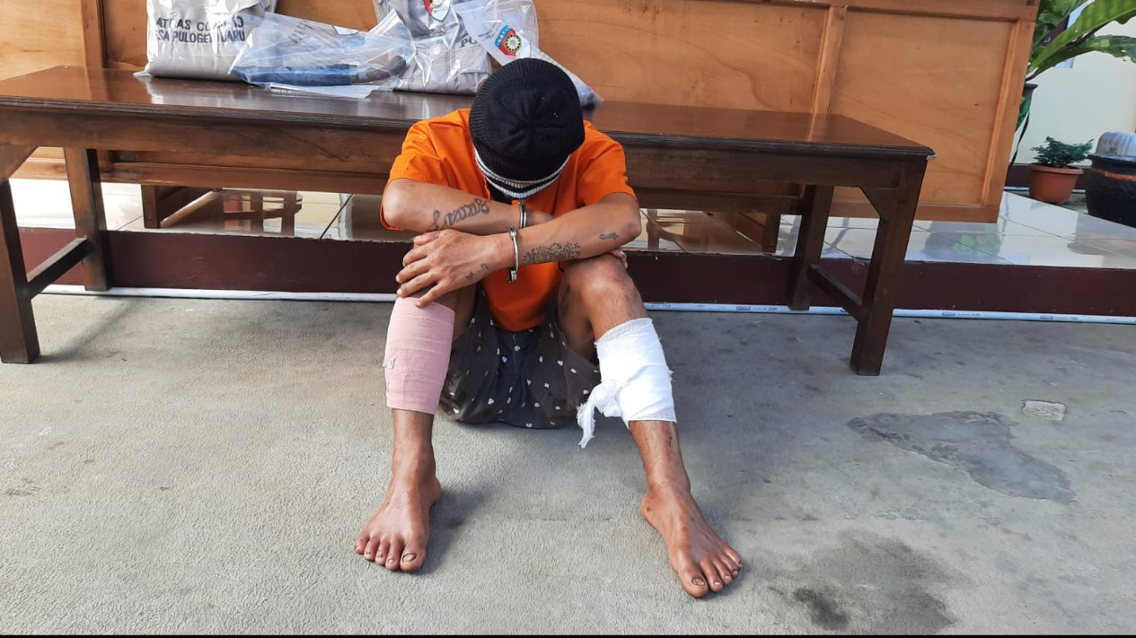 Melawan Ketika Digerebek, Tersangka Membacok Seorang Polisi
            - galeri foto