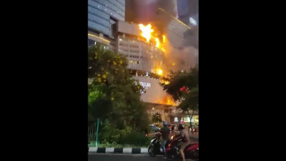 Breaking News: Mall Tunjungan Plaza Surabaya Ditutup Total akibat Kebakaran, Petugas Masih Padamkan Api