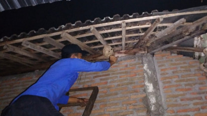 Resahkan Warga, Damkar Kabupaten Semarang Evakuasi Sarang Lebah