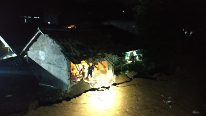 Longsor, Satu Keluarga di Sukabumi Tertimpa Bangunan