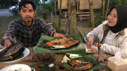 Sedapnya Ikan Bandeng Bakar Godong Gedang, Menu Lezat Buka Puasa di Gresik