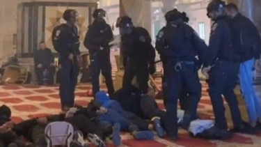 Serangan di Al- Aqsa Berlanjut, Pasukan Israel Pukuli dan Ikat Warga Palestina