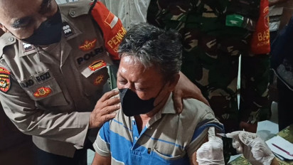 Kejar Target Sebelum Lebaran, Vaksinasi Booster di Gresik Dilakukan 'Door To Door' Saat Malam Hari