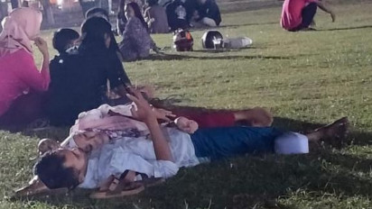 Ga Punya Ahlak! Pasangan Remaja Bermesraan Di Alun-alun Kota Probolinggo