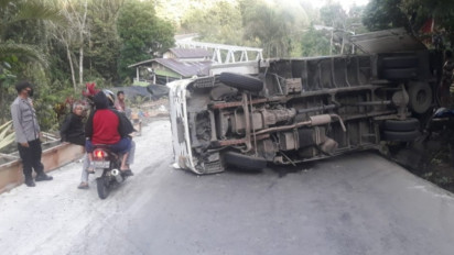 Mesin Mati Saat menanjak, Sebuah Mobil Box Terguling di Bener Meriah